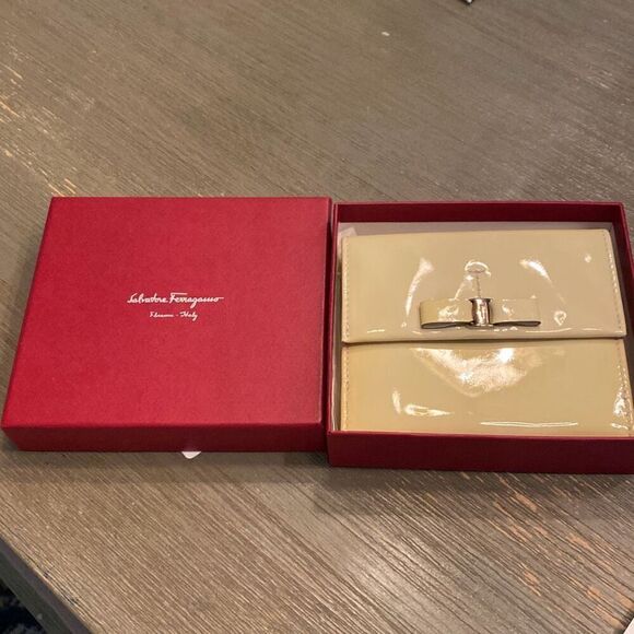 AUTHENTIC Ferragamo Porcellana Patent Calf Leather Wallet - Picture 1 of 8